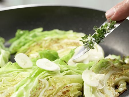 Gebratener Spitzkohl Zubereitung Schritt 6 Gebratener Spitzkohl Zubereitung Schritt 6