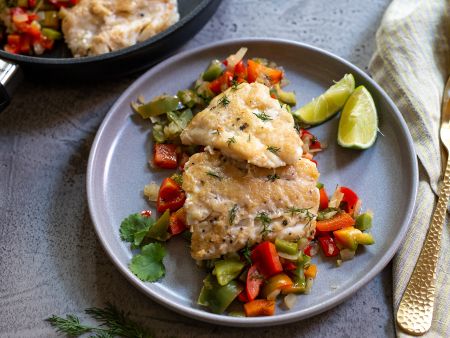 Gebratenes Kabeljaufilet mit pikantem Paprikagemüse