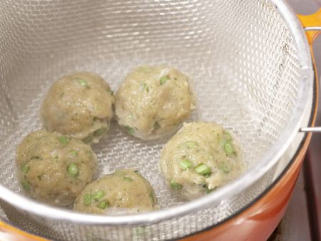 Gedämpfte Thai-Fischbällchen Zubereitung Schritt 7 Gedämpfte Thai-Fischbällchen Zubereitung Schritt 7