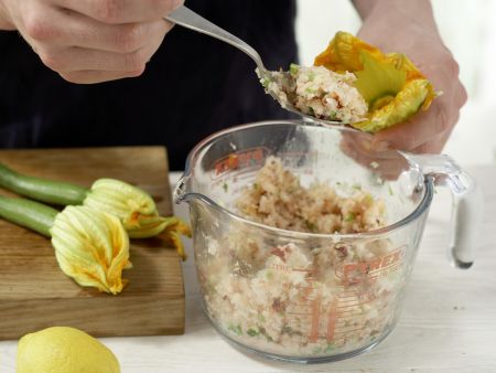 Gedämpfte Zucchiniblüten Zubereitung Schritt 9 Gedämpfte Zucchiniblüten Zubereitung Schritt 9
