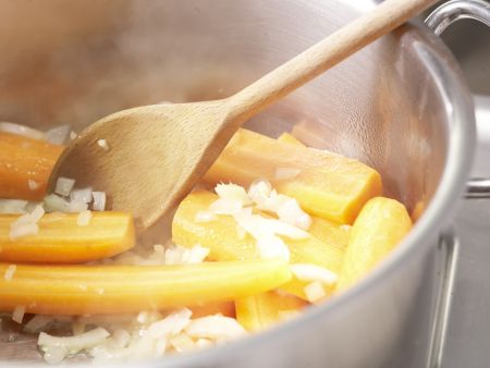 Gedünstete Ingwer-Möhren Zubereitung Schritt 2 Gedünstete Ingwer-Möhren Zubereitung Schritt 2