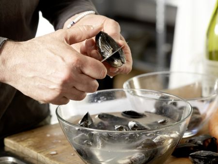 Gedünstete Muscheln Zubereitung Schritt 1 Gedünstete Muscheln Zubereitung Schritt 1