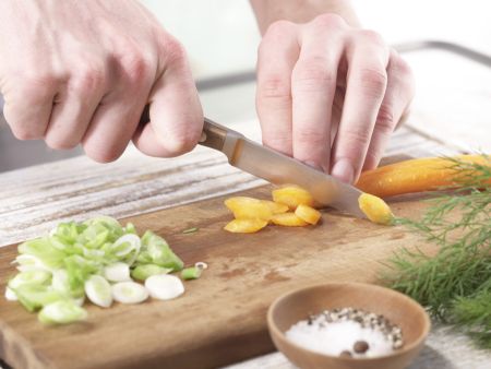 Gedünstetes Hähnchenbrustfilet Zubereitung Schritt 2 Gedünstetes Hähnchenbrustfilet Zubereitung Schritt 2