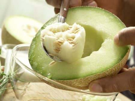 Geeiste Melonen-Gurken-Suppe Zubereitung Schritt 2 Geeiste Melonen-Gurken-Suppe Zubereitung Schritt 2
