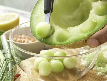 Geeiste Melonen-Gurken-Suppe Zubereitung Schritt 3 Geeiste Melonen-Gurken-Suppe Zubereitung Schritt 3