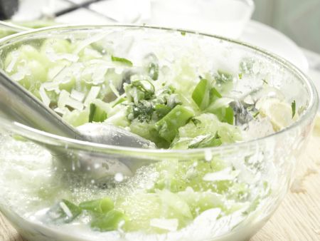 Geeiste Melonen-Gurken-Suppe Zubereitung Schritt 6 Geeiste Melonen-Gurken-Suppe Zubereitung Schritt 6