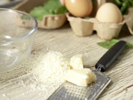 Geflügelsuppe grün-gelb Zubereitung Schritt 1 Geflügelsuppe grün-gelb Zubereitung Schritt 1