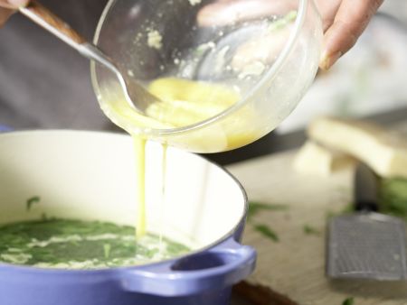 Geflügelsuppe grün-gelb Zubereitung Schritt 3 Geflügelsuppe grün-gelb Zubereitung Schritt 3