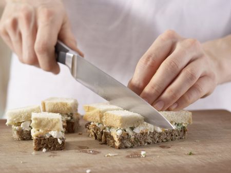 Schwarz-Weiß-Brote mit Frischkäse Zubereitung Schritt 5 Schwarz-Weiß-Brote mit Frischkäse Zubereitung Schritt 5