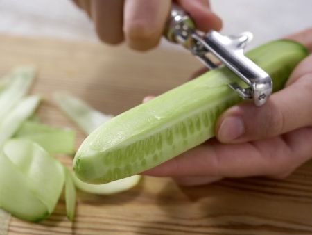 Gefüllte Gurkenröllchen Zubereitung Schritt 2 Gefüllte Gurkenröllchen Zubereitung Schritt 2