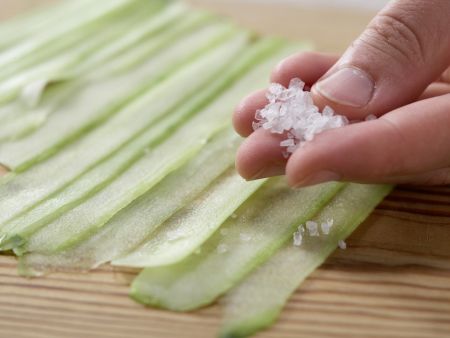 Gefüllte Gurkenröllchen Zubereitung Schritt 3 Gefüllte Gurkenröllchen Zubereitung Schritt 3