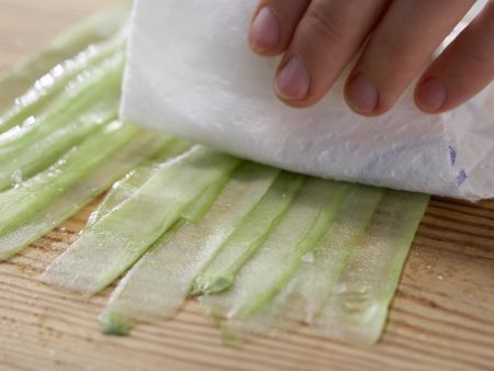 Gefüllte Gurkenröllchen Zubereitung Schritt 6 Gefüllte Gurkenröllchen Zubereitung Schritt 6