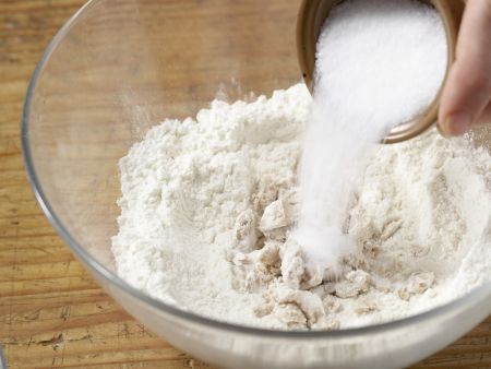 Gefüllte Hefeklöße mit Beerensauce Zubereitung Schritt 1 Gefüllte Hefeklöße mit Beerensauce Zubereitung Schritt 1