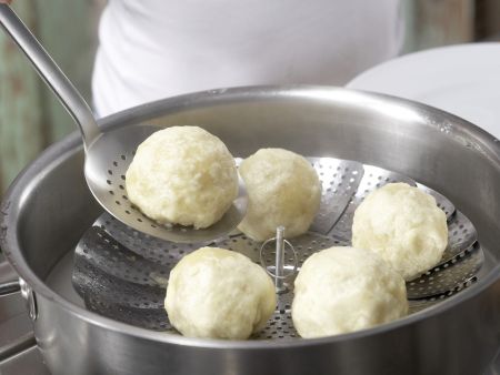 Gefüllte Hefeklöße mit Beerensauce Zubereitung Schritt 10 Gefüllte Hefeklöße mit Beerensauce Zubereitung Schritt 10