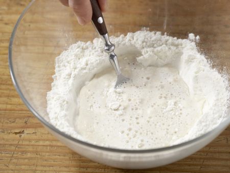Gefüllte Hefeklöße mit Beerensauce Zubereitung Schritt 2 Gefüllte Hefeklöße mit Beerensauce Zubereitung Schritt 2