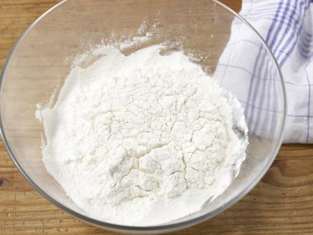 Gefüllte Hefeklöße mit Beerensauce Zubereitung Schritt 3 Gefüllte Hefeklöße mit Beerensauce Zubereitung Schritt 3