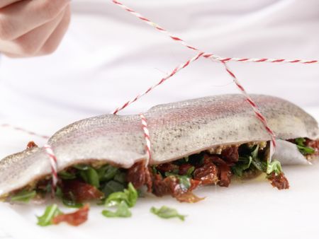 Gefüllte Lachsforellenfilets Zubereitung Schritt 6 Gefüllte Lachsforellenfilets Zubereitung Schritt 6