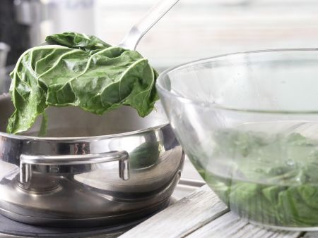 Gefüllte Mangoldrouladen Zubereitung Schritt 3 Gefüllte Mangoldrouladen Zubereitung Schritt 3