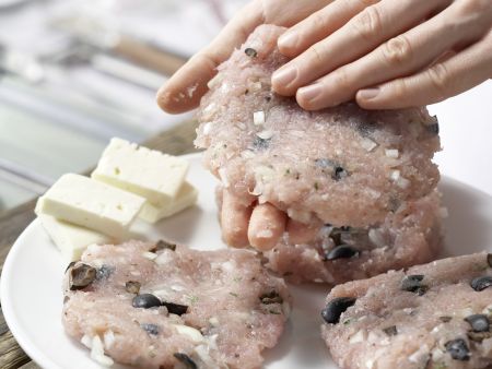 Gefüllte Putenhacksteaks Zubereitung Schritt 4 Gefüllte Putenhacksteaks Zubereitung Schritt 4