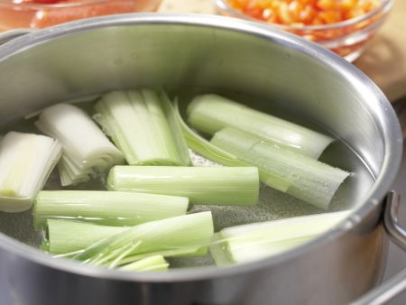 Gefüllte Putenröllchen in Tomatensauce Zubereitung Schritt 4 Gefüllte Putenröllchen in Tomatensauce Zubereitung Schritt 4
