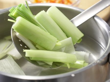 Gefüllte Putenröllchen in Tomatensauce Zubereitung Schritt 5 Gefüllte Putenröllchen in Tomatensauce Zubereitung Schritt 5