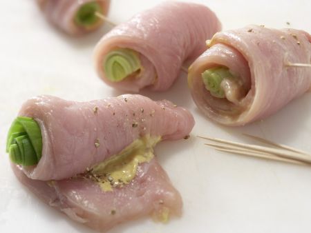 Gefüllte Putenröllchen in Tomatensauce Zubereitung Schritt 7 Gefüllte Putenröllchen in Tomatensauce Zubereitung Schritt 7