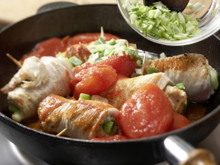 Gefüllte Putenröllchen in Tomatensauce Zubereitung Schritt 9 Gefüllte Putenröllchen in Tomatensauce Zubereitung Schritt 9