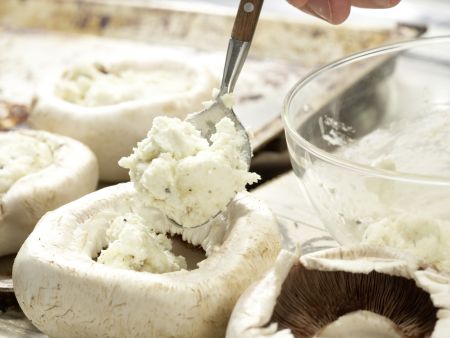 Gefüllte Riesenchampignons Zubereitung Schritt 4 Gefüllte Riesenchampignons Zubereitung Schritt 4