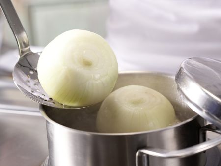 Gefüllte Schmorzwiebeln Zubereitung Schritt 2 Gefüllte Schmorzwiebeln Zubereitung Schritt 2