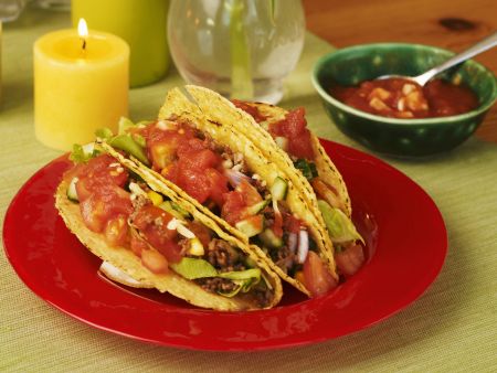 Gefüllte Taco-Shells mit Tomatensalsa und Hackfleisch