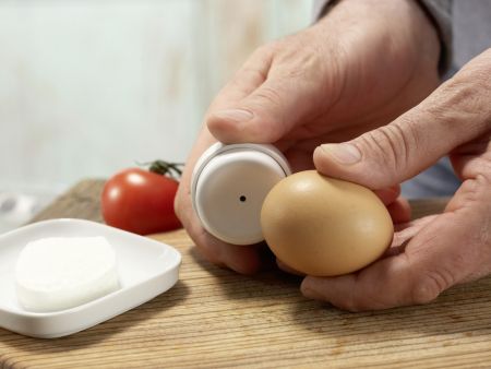 Gefüllte Tomaten-Fliegenpilze Zubereitung Schritt 1 Gefüllte Tomaten-Fliegenpilze Zubereitung Schritt 1