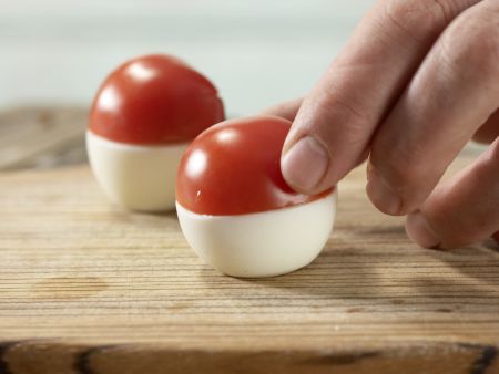 Gefüllte Tomaten-Fliegenpilze Zubereitung Schritt 5 Gefüllte Tomaten-Fliegenpilze Zubereitung Schritt 5
