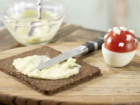 Gefüllte Tomaten-Fliegenpilze Zubereitung Schritt 7 Gefüllte Tomaten-Fliegenpilze Zubereitung Schritt 7