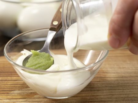 Gefüllte Wasabi-Eier Zubereitung Schritt 2 Gefüllte Wasabi-Eier Zubereitung Schritt 2