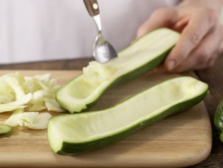 Gefüllte Zucchini mit Soja Zubereitung Schritt 3 Gefüllte Zucchini mit Soja Zubereitung Schritt 3