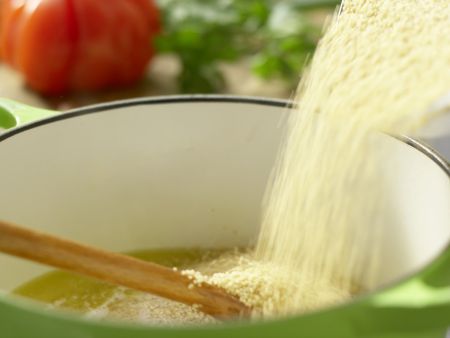 Gegrillte Couscous-Tomaten Zubereitung Schritt 1 Gegrillte Couscous-Tomaten Zubereitung Schritt 1