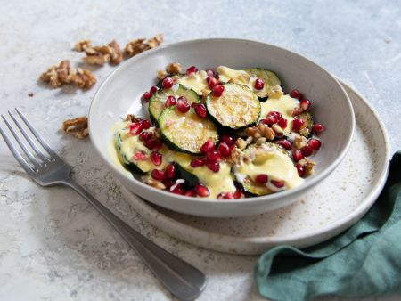 Gegrillte Zucchini mit Kurkuma-Joghurt-Dressing, Granatapfel und Walnüssen