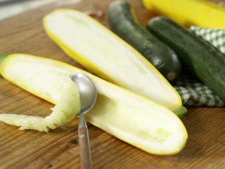 Gegrillte Zucchini mit Topping Zubereitung Schritt 1 Gegrillte Zucchini mit Topping Zubereitung Schritt 1