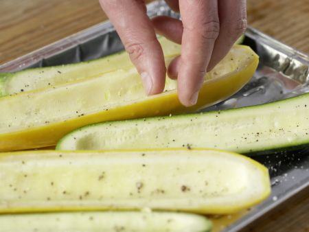 Gegrillte Zucchini mit Topping Zubereitung Schritt 2 Gegrillte Zucchini mit Topping Zubereitung Schritt 2