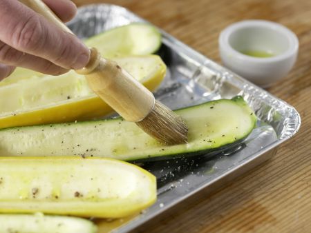 Gegrillte Zucchini mit Topping Zubereitung Schritt 3 Gegrillte Zucchini mit Topping Zubereitung Schritt 3
