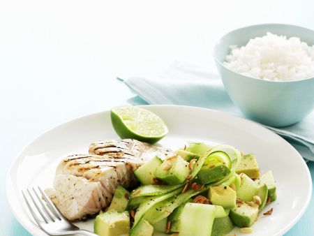 Gegrilltes Fischfilet mit Gurken-Avocado-Salat