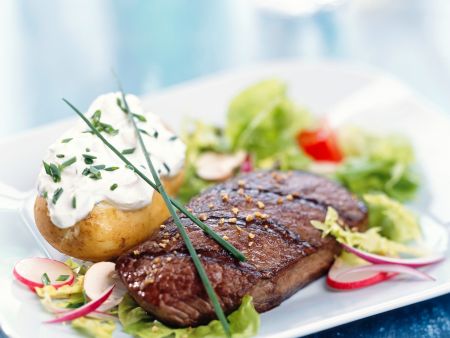 Gegrilltes Fleisch mit Sourcreamkartoffel auf Salat