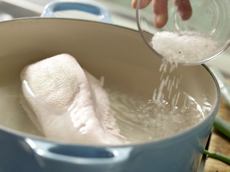 Gekochte Kalbszunge – smarter Zubereitung Schritt 1 Gekochte Kalbszunge – smarter Zubereitung Schritt 1
