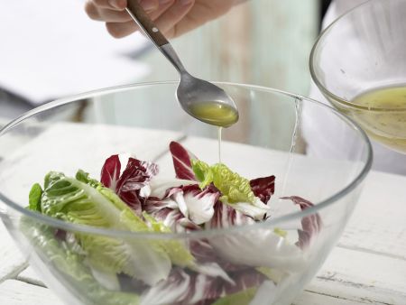 Gemischte Blattsalate mit Avocado Zubereitung Schritt 6 Gemischte Blattsalate mit Avocado Zubereitung Schritt 6