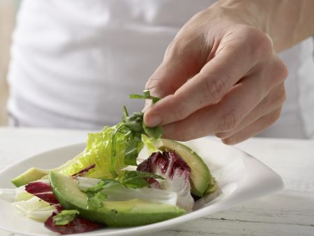 Gemischte Blattsalate mit Avocado Zubereitung Schritt 8 Gemischte Blattsalate mit Avocado Zubereitung Schritt 8