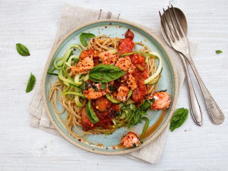 Gemüsenudeln mit Lachs