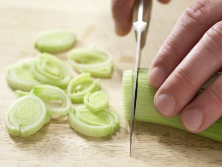 Gemüsesuppe mit Grießnocken Zubereitung Schritt 2 Gemüsesuppe mit Grießnocken Zubereitung Schritt 2