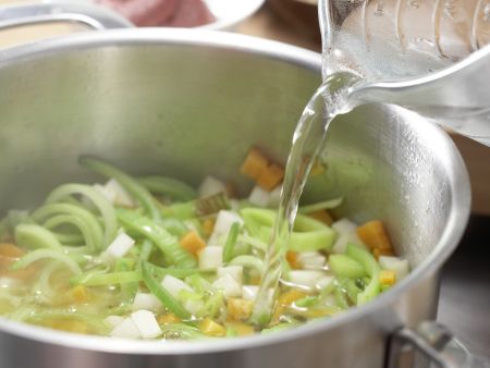 Gemüsesuppe mit Grießnocken Zubereitung Schritt 3 Gemüsesuppe mit Grießnocken Zubereitung Schritt 3