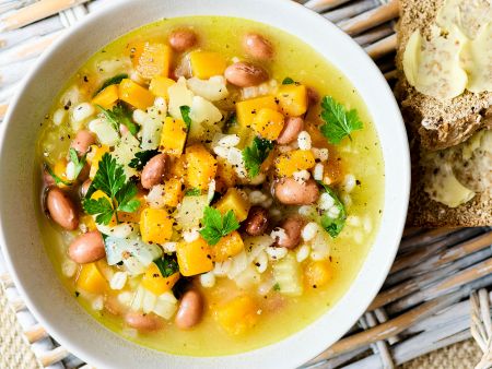 Gerstensuppe mit Kürbis und Bohnen