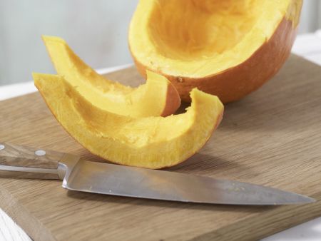 Geschmorter Kürbis mit Salbei Zubereitung Schritt 1 Geschmorter Kürbis mit Salbei Zubereitung Schritt 1